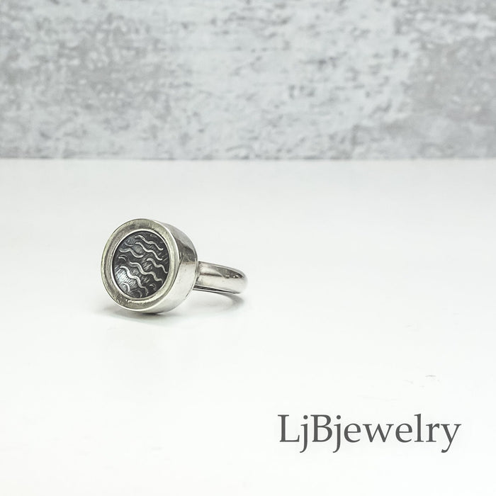 silver hollow form ring size 7.5